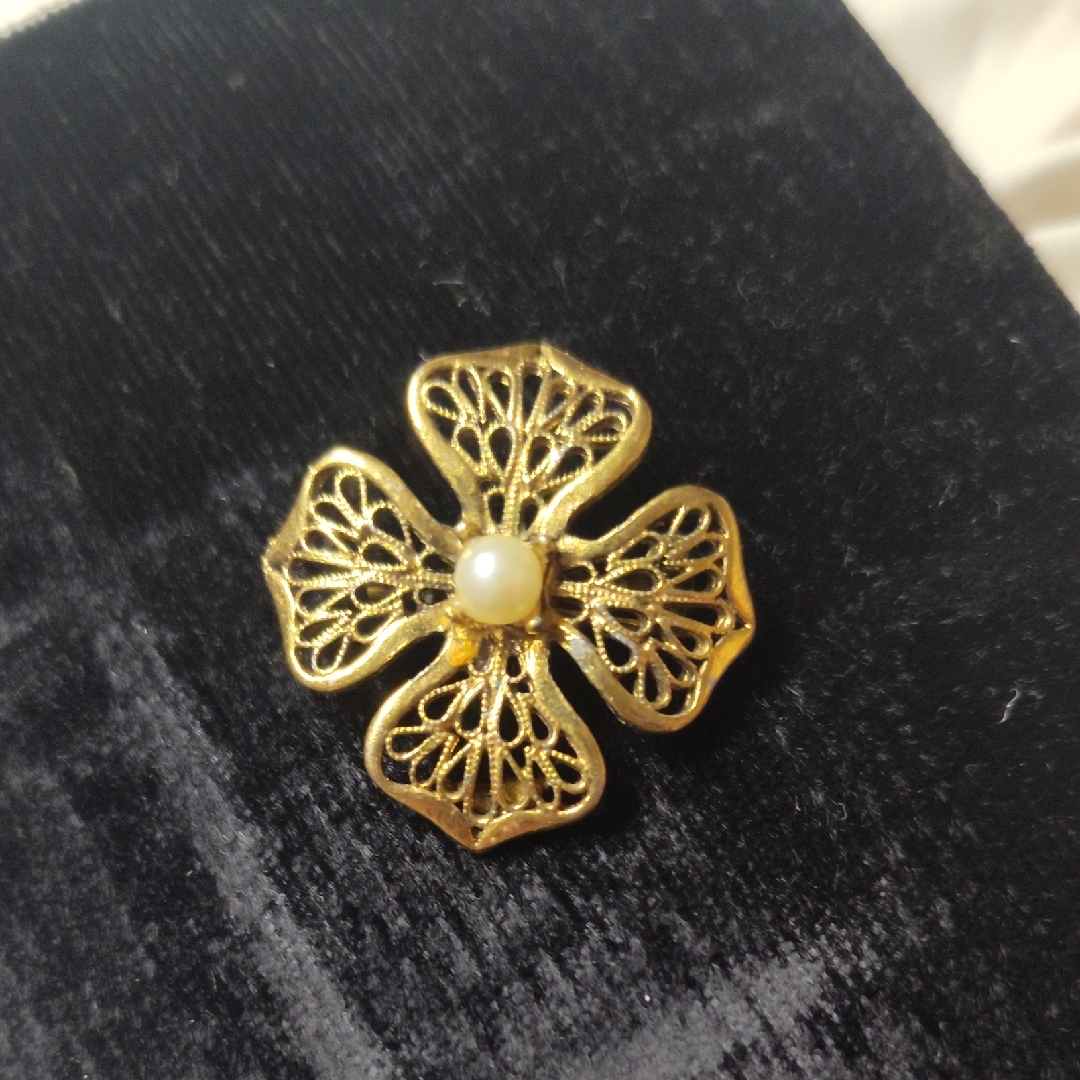 Elegant Gold Flower Brooch With Pearl Accent - Tacoa